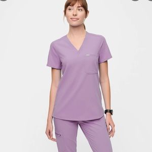Figs Catarina one pocket scrub top in lavender dew